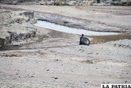 Una de las llantas del ómnibus se salió de la carretera y fue a parar cerca al río