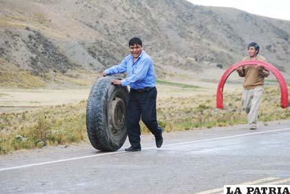 La otra llanta fue recogida por el propio conductor del bus