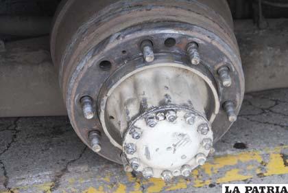El macero de una de las llantas se quedó sin pernos y tuercas