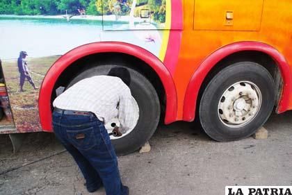 Reponen las llantas que se salieron