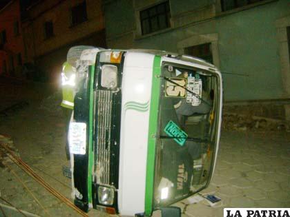 El minibús quedó en esa posición tras el incidente