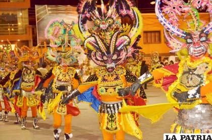 Diablos de la Gran Tradicional Auténtica Diablada Oruro bailando celebraron los 107 años de vida institucional