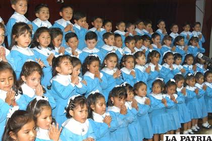 Los rostros de los niños del kínder “José Víctor Zaconeta” muestran su inspiración al entonar canciones en el recital de coros