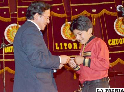 Daril Muñoz, alegre al recibir el premio que ganó en el XIX Festival de la Canción ¡Aquí…! Canta Bolivia, realizado el año pasado entre el 27 al 29 de noviembre