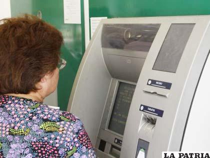 Usuarios de cajeros automáticos, denuncian que no reciben dinero, pero si extractos