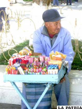 Don Mario atiende a la gente con mucha amabilidad