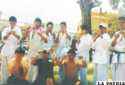 Equipo orureño de karate que participó en el nacional de Cochabamba