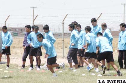Integrantes de San José ingresaran al campo de juego con la finalidad de conseguir los tres puntos