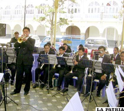 Ejecución de la trompeta a cargo de Grover Flores
