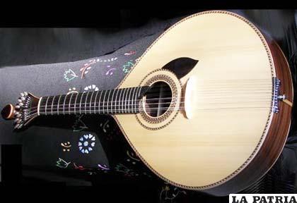 Guitarra portuguesa que acompaña al fado portugués, género musical habitualmente cantado por un solista