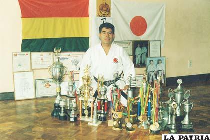 Julio Mauricio Hidalgo con sus trofeos
