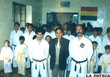 Alumnos e instructores de Yoseikan en su segundo aniversario 1987