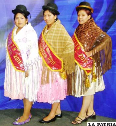 De izquierda a derecha: Yesenia Hinojosa Flores, Cholita Simpatía 2011; Editma Fernández Choque, Cholita Elegancia 2011 y Gabriela Baes Cabezas Cholita Orureña 2011
