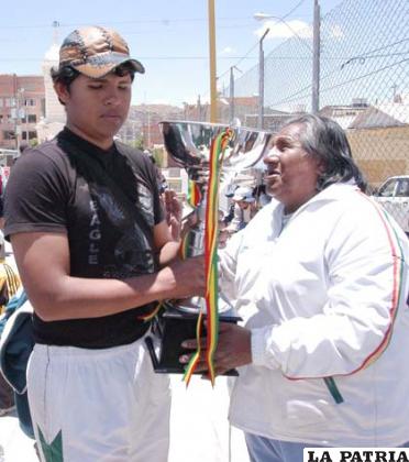 Víctor Triguero entrega el trofeo de campeón a Ramón García de Santa Cruz