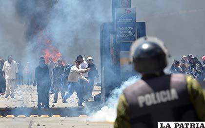 Policías y estudiantes de la UPEA se enfrascaron en un enfrentamiento que acabó con heridos, destrozos y detenidos