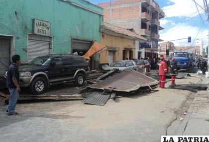 Los tres motorizados que resultaron afectados, junto a la calamina desprendida del techo de la Aduana Oruro