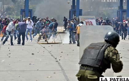 Estudiantes de la Universidad Pública de El Alto (UPEA) y efectivos de la Policía Boliviana protagonizaron violentos enfrentamientos en la avenida Juan Pablo II, al ingreso a Naciones Unidas y a la altura del peaje de la autopista