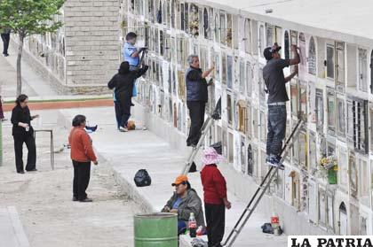 Dolientes limpiaron los nichos de sus difuntos