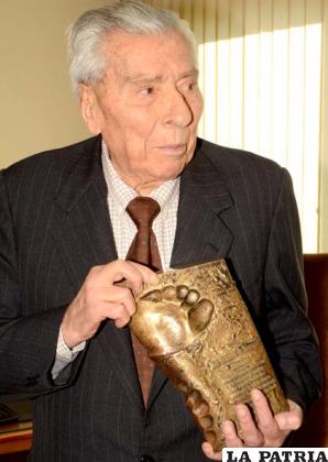 El sacerdote jesuita y periodista José Gramunt de Moragas con el Galardón “Huellas” 2012 /APG