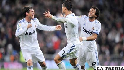 Jugadores de Real Madrid en plena celebración (foto: futboldelujo.com)