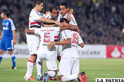 Celebran los jugadores de Sao Paulo ante la tristeza de los de la “U” de Chile (foto: emol.com)