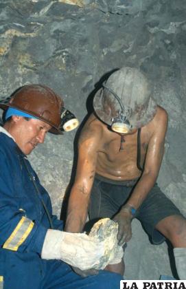 Mineros buscando el preciado metal