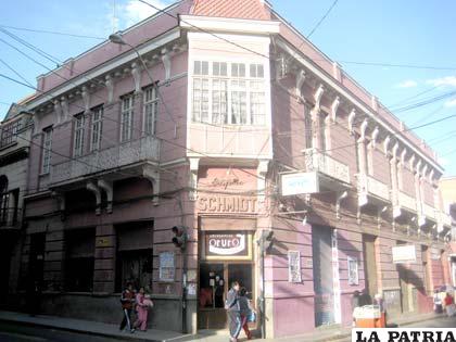 Los extranjeros bautizaron sus comercios con sus apellidos