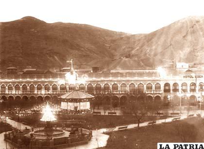 La Plaza 10 de Febrero al caer la tarde en 1920 (Gentileza Colección Historias de Oruro)