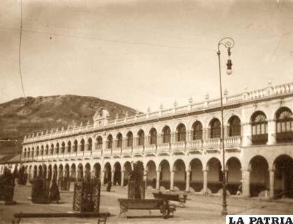 El edificio de la ex Prefectura en 1917 con los primeros árboles que fueron plantados a inicios del siglo XX (Gentileza Colección Historias de Oruro)