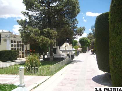 Bellos jardines y frondosos árboles adornan el Cementerio General