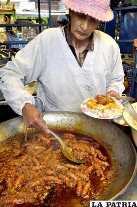 Sirviendo los apetitosos chorizos de la Ranchería