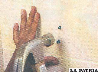 PASO 5
Con el martillo terminar de insertar los chazos