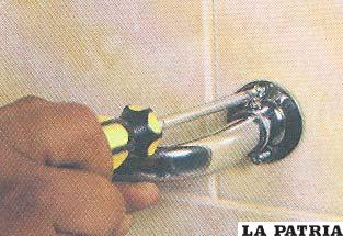 PASO 6 
Colocar la barra de seguridad y ajustarla con el destornillador estrella o plano, dependiendo del tornillo