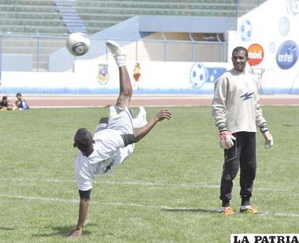Los “santos” entrenaron ayer en el “Bermúdez”