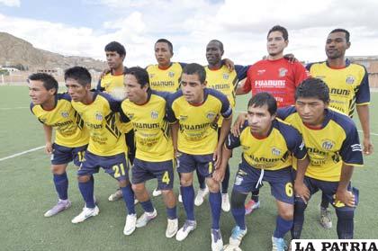 Jugadores del primer equipo de EM Huanuni
