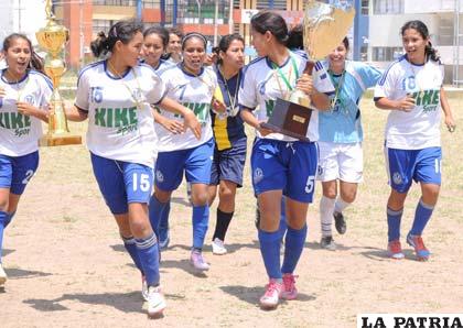Jugadoras del equipo de Universidad de Santa Cruz (foto: APG)