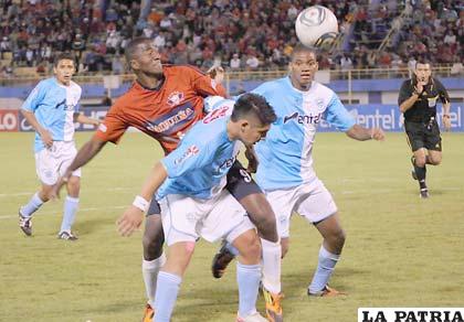 El clásico cochabambino se jugará el domingo desde las 16:00 horas (foto: APG)