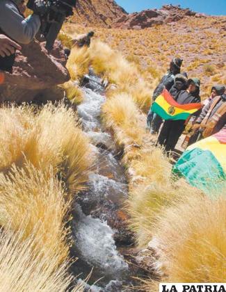 Bolivianos junto a las aguas del Silala (orgulloboliviano)