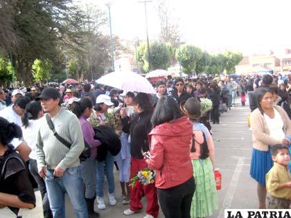 Dolientes asistieron masivamente ayer al cementerio