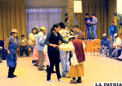 Estudiantes del “Anglo Americano” bailaron junto a los ancianitos de “La Sagrada Familia”