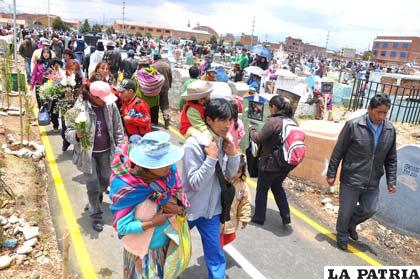 Familiares de difuntos despidieron a las almas hasta el próximo año