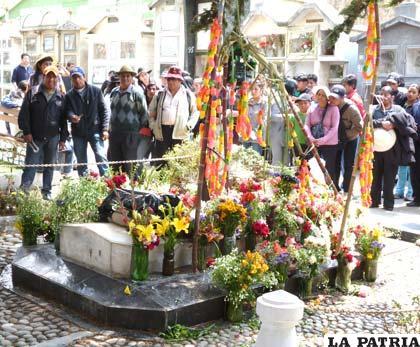 Tumba de Carlos Palenque, visitada en el Día de los Difuntos por sus seguidores