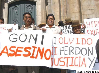 Los familiares piden justicia por los caídos en Octubre de 2003