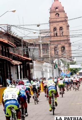 Ciclistas llegan al centro de Santa Cruz (foto: APG)