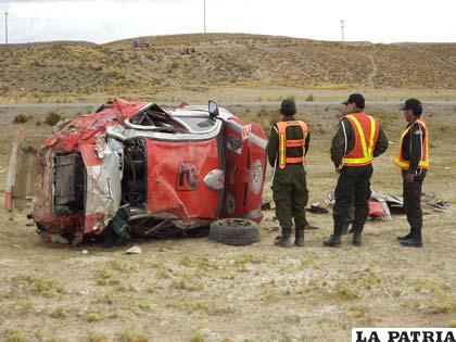 Así quedó el automóvil de carrera, donde sus ocupantes sufrieron lesiones leves