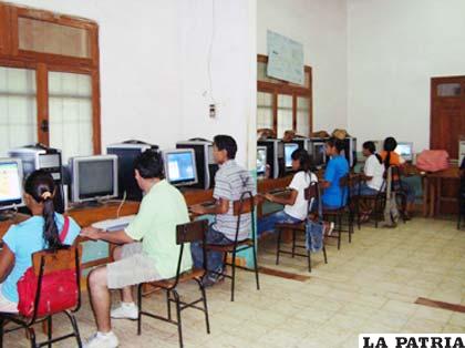 Estudiantes de Fe y Alegría en el taller de computación /educaciontecnicafyabolivia.blogs