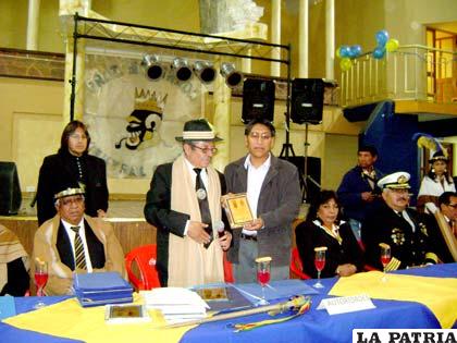 Morenada Central Oruro entregó edificio nuevo y reconocimiento a socios meritorios