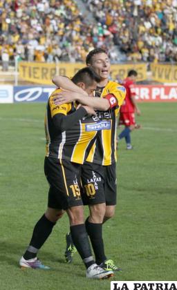 Melgar y Escobar celebran el primero de su equipo (foto: AFKA)