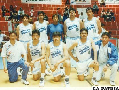 Selección de Oruro de 1989 que asistió a Potosí, Tola con la casaca 4