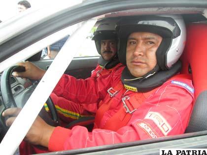Oscar Cáceres piloto orureño que compite en este certamen acompañado de Gonzalo Ayaviri